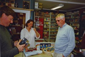 Trine i butiken Skurdalen 1997
